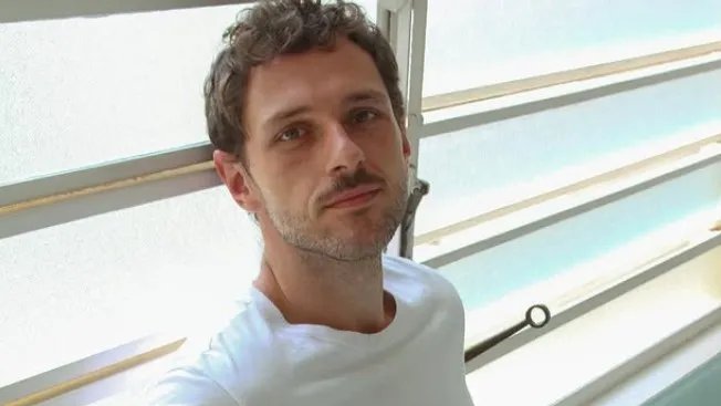 forumeplay's tweet image. Leonardo está fingindo que ainda se encontra doente em #ValeTudo e prepara retorno triunfante à família Roitman ⚠️

Leonardo (Guilherme Magon) conseguiu se recuperar totalmente do acidente de carro e com o apoio de Ana Clara (Samantha Jones), entende que é hora de se revelar em…