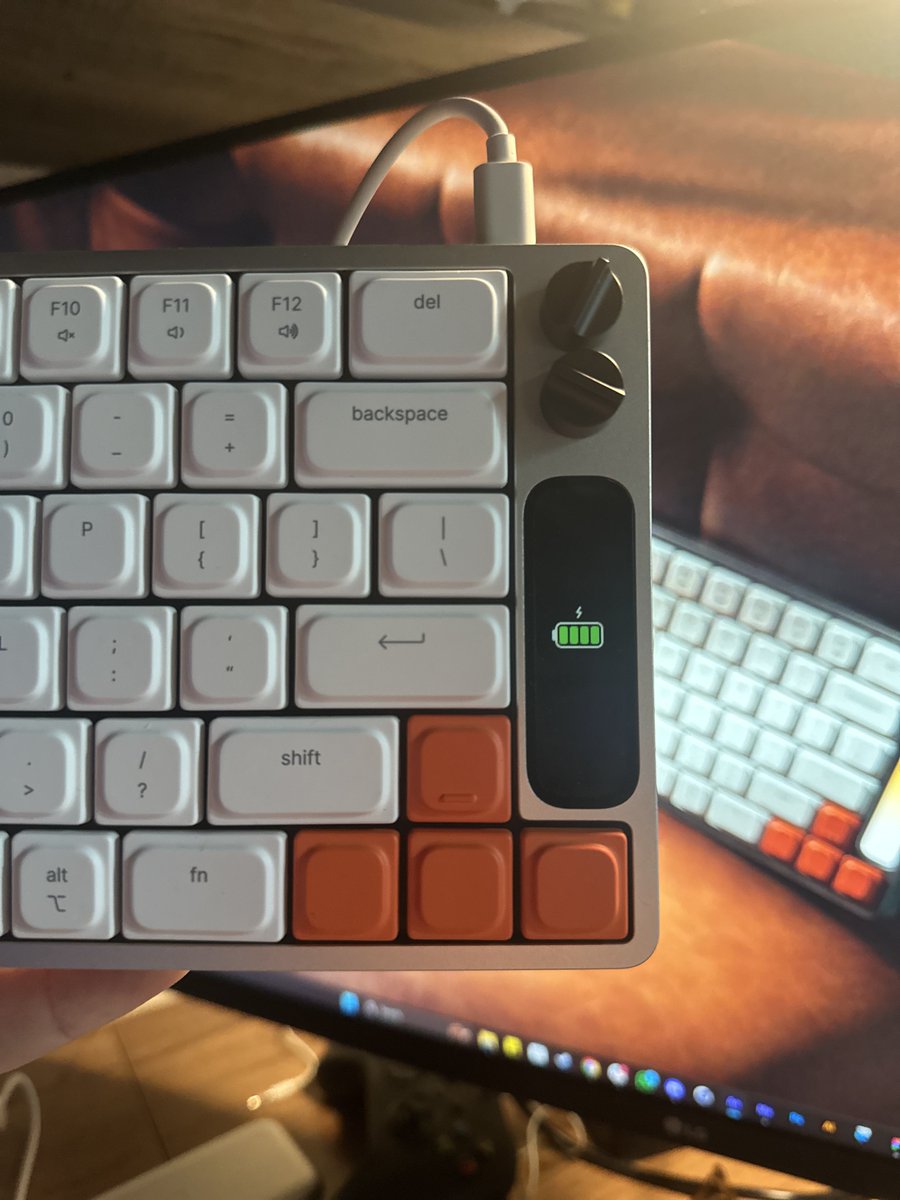 benfryc's tweet image. charging screen while powered off