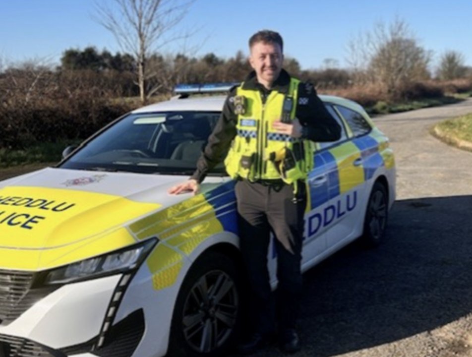Dyfed Powys Police Federation (@dpp_federation) on Twitter photo 🤞 BRAVERY AWARDS
Branch chair Delme Rees has wished good luck to PC Jonathan Tatam as he prepares for the national Police Bravery Awards this week.
Jonathan will represent <a href="/DyfedPowys/">Heddlu Dyfed-Powys Police</a> after his outstanding actions at a serious road traffic collision.
bit.ly/40sXyr5 🤞 BRAVERY AWARDS
Branch chair Delme Rees has wished good luck to PC Jonathan Tatam as he prepares for the national Police Bravery Awards this week.
Jonathan will represent <a href="/DyfedPowys/">Heddlu Dyfed-Powys Police</a> after his outstanding actions at a serious road traffic collision.
bit.ly/40sXyr5