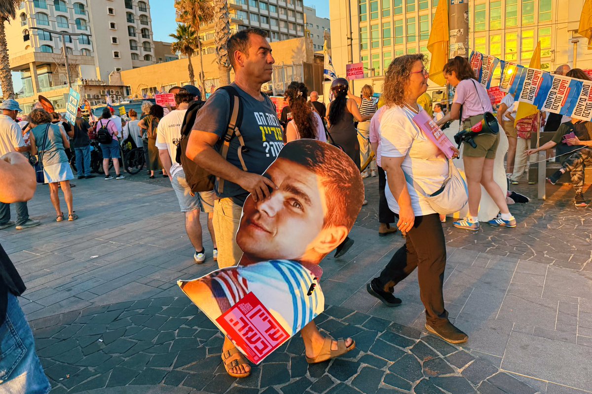 XperienceHumans's tweet image. Demonstrations outside of the U.S. embassy branch in Tel Aviv calling for a ceasefire and the return of hostages held by Hamas.