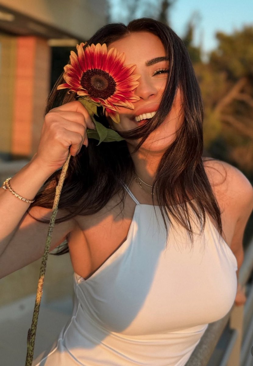 h21x2's tweet image. رقتك ورده و روحك كالطبيعه الساحره 🌻❤️!