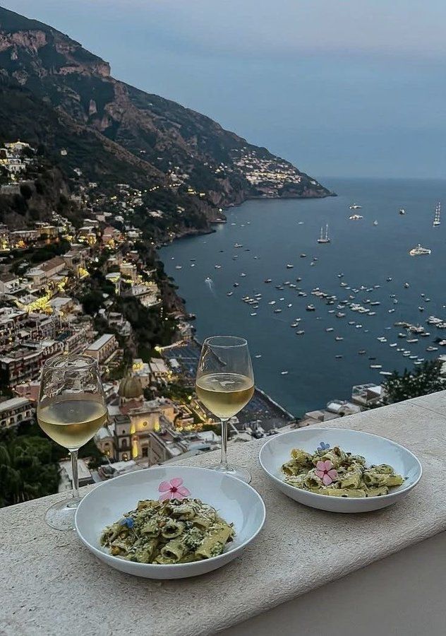 culturaliteral1's tweet photo. Manifestando pasta con vistas al mar en Italia https://t.co/OgCtYDUH8w