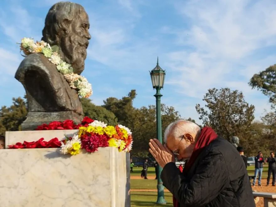 [Palermo] En los últimos días, el primer ministro de India, Narendra Modi, visitó un busto en Rosedal y colocó ofrendas florales.

Se trata de un homenaje a un poeta bengalí ganador del premio Nobel.

¿Quién era y por qué está ahí? 🧵👇