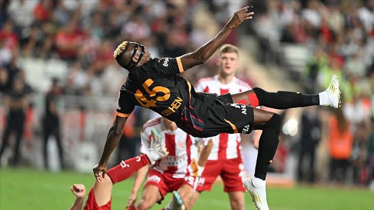 eminyldz08's tweet photo. Abim yine şundan çekti geliyor #VictorOsimhen 💛❤️ https://t.co/AfIMncPIa6