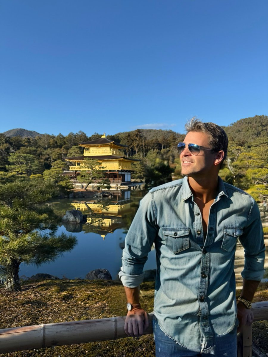 Brilla como el oro del #PabellonDorado de #Kyoto  en #Japón🇯🇵, que las críticas y envidias reboten en ti como los rayos del sol en las paredes de #KinkakuJi, mantén tu armonía y esencia con la misma dignidad que el templo, imperturbable sobre el lago.