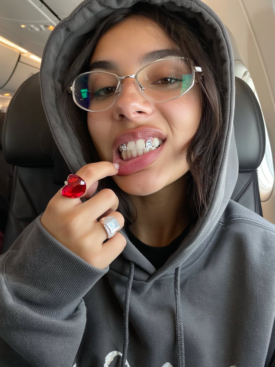 10 new presets just dropped for Higgsfield Soul

They look less like AI and more like film

Angel Wings, CCTV, 90s Editorial  each with its own vibe, complete with grain, flash, and built-in imperfections for effortless style

Here are 10 examples🧵👇

1.  Grillz selfie