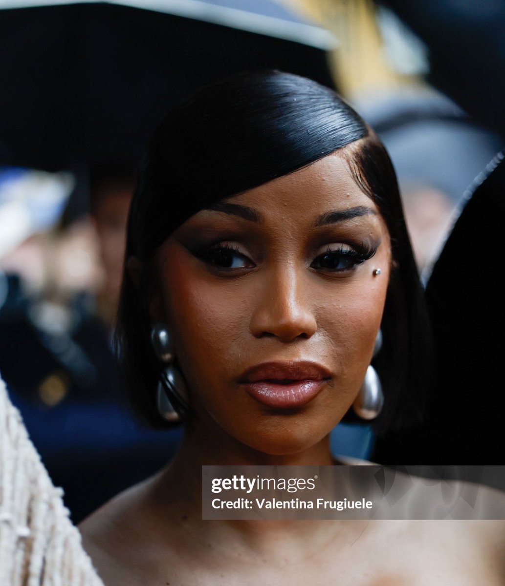 Cardi B servindo FACE CARD. 

(📸: Getty Images)