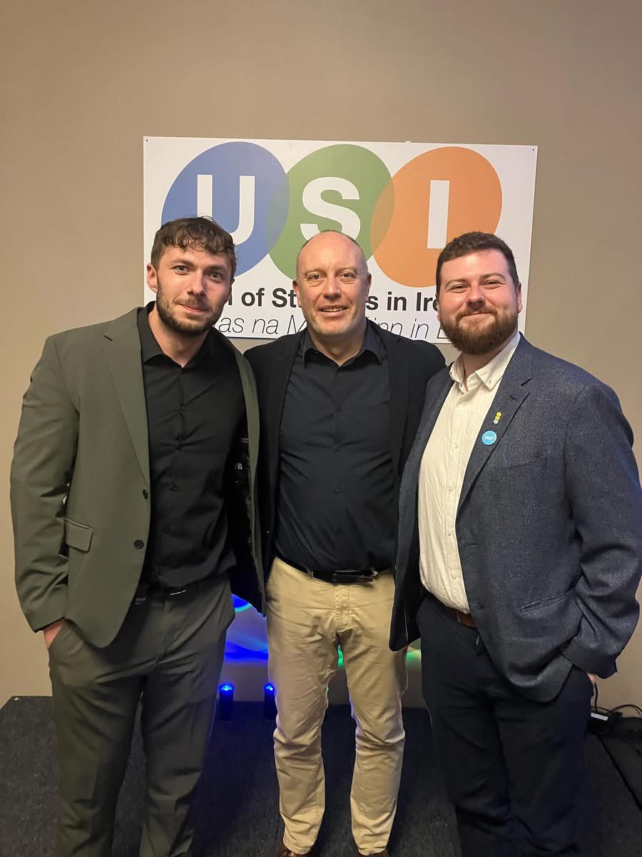 karlosbyrne's tweet photo. SIPTU supports AMLÉ USI protest on fees and cost of living 

SIPTU members stand in full solidarity with students and staff taking part in the protest organised by AMLÉ / USI protest taking place outside Leinster House, at 6.00pm tomorrow (Tuesday, 8th July). https://t.co/cZptkzf9BM