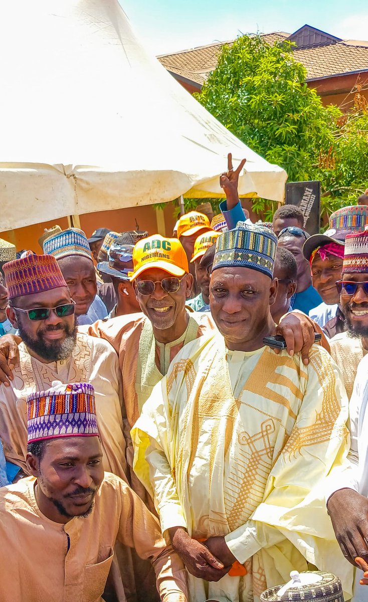 kawusule61's tweet photo. Today at Potiskum, yobe state, the chieftain of people democratic party in yobe state officials handed over his resignation of membership of PDP at the ward center of Dogo tebo ward. 
Soon after his resignation the entire ward exco handed over their resignation https://t.co/PKOjckniSg