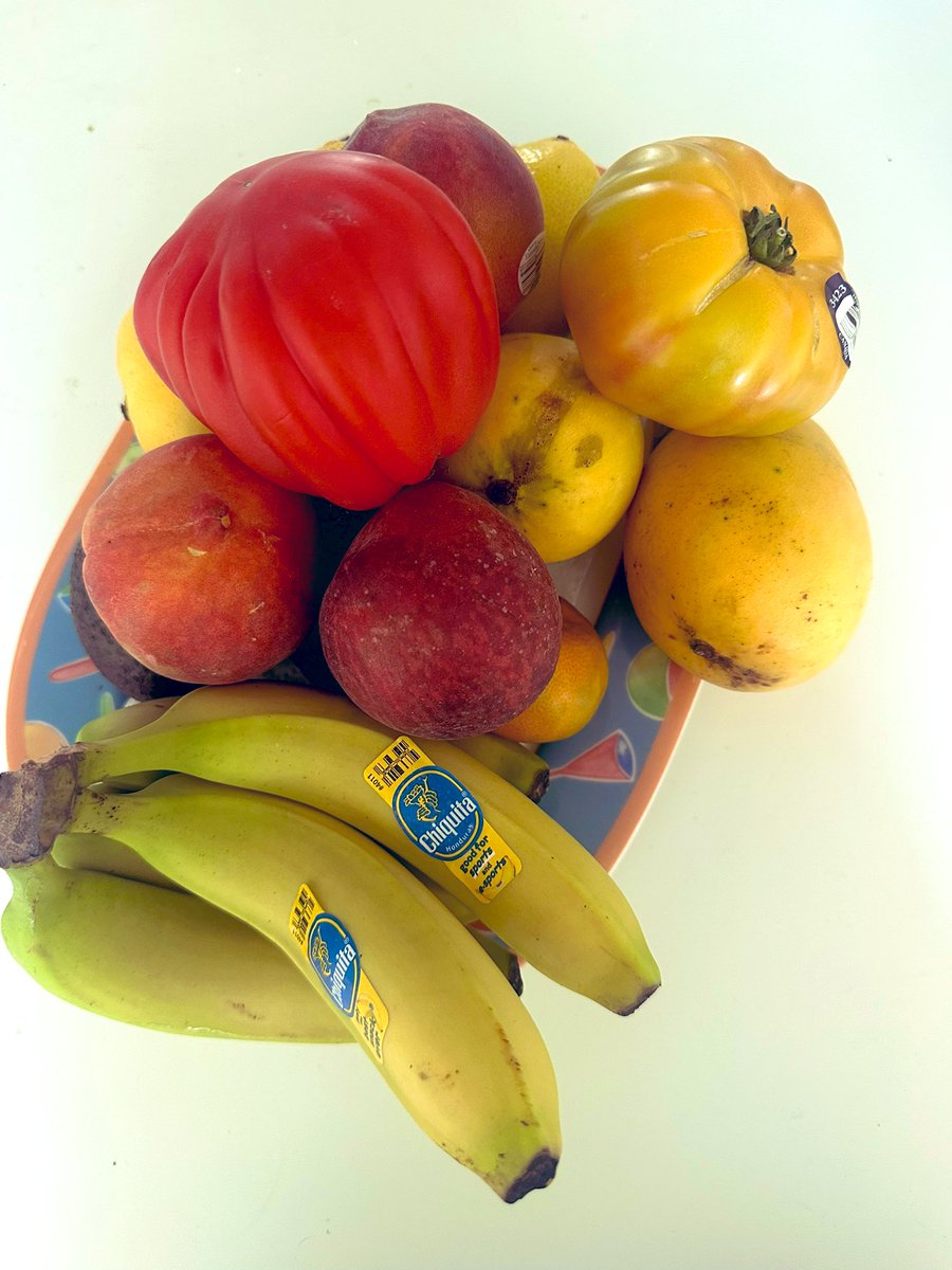 I was very inspired by everyone’s fruit bowls from last week. I wanted to upgrade mine this week!

We’ve got mangoes, peach, nectarine, lemon, banana, &amp; heirloom tomatoes.  

What did you buy?

#fruitbowl #fruits #fresh