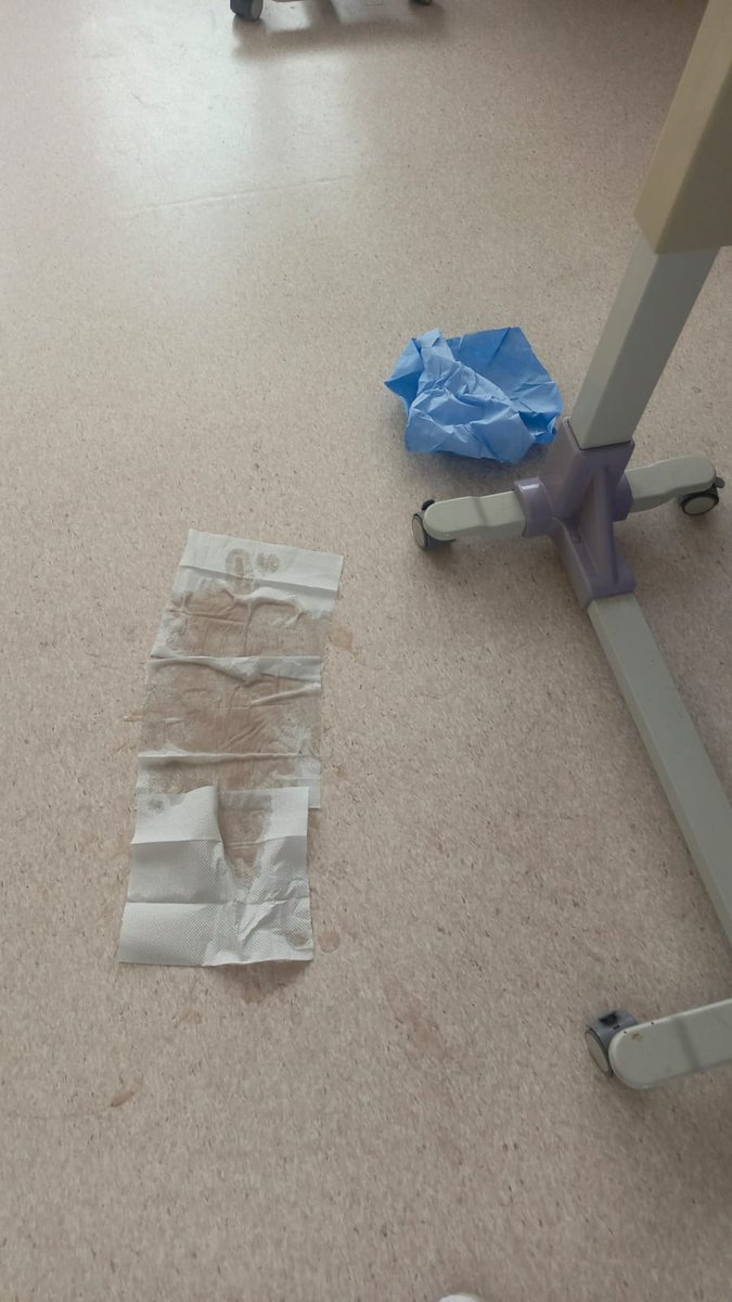 Luisa Presidenta (@yatenemospresi) on Twitter photo LA SALUD POR LOS SUELOS EN EL ECUADOR DE NOBOA.
En el Hospital <a href="/HGMonteSinai/">Hospital General Monte Sinaí 🇪🇨</a> del Ministerio de <a href="/Salud_Ec/">Ministerio de Salud Pública 🇪🇨</a> no hay personal de limpieza y así lucen las instalaciones. Trabajadores alegan que les deben 6 meses. Médicos piden subsanar esta situación que pone en riesgo a pacientes por LA SALUD POR LOS SUELOS EN EL ECUADOR DE NOBOA.
En el Hospital <a href="/HGMonteSinai/">Hospital General Monte Sinaí 🇪🇨</a> del Ministerio de <a href="/Salud_Ec/">Ministerio de Salud Pública 🇪🇨</a> no hay personal de limpieza y así lucen las instalaciones. Trabajadores alegan que les deben 6 meses. Médicos piden subsanar esta situación que pone en riesgo a pacientes por