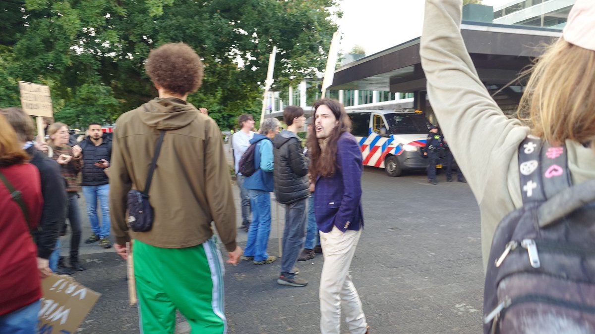 FelixWoudenberg's tweet image. Beelden van 2 minuten geleden.
Onder politie begeleiding wordt de demonstratie uitgeleid.
#Zwolle #AZC #Antifa #Wilders