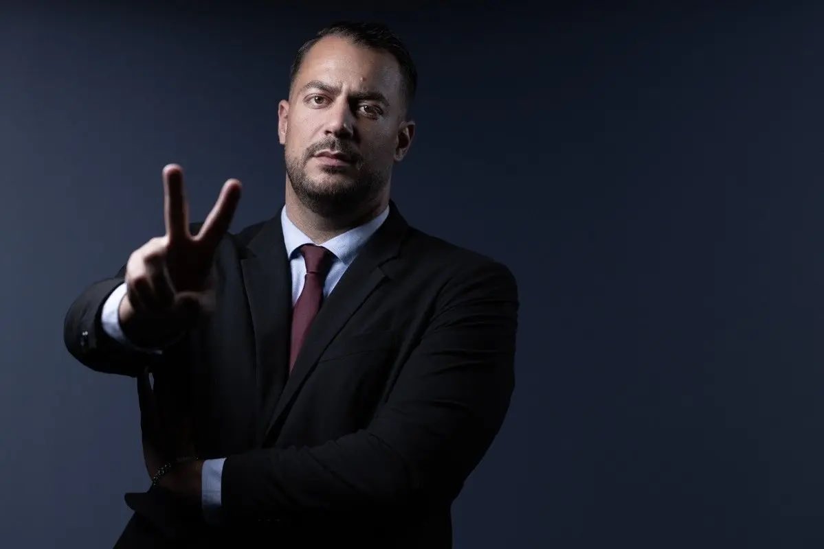 bonsensbordel's tweet photo. ⚠️🚨 Sébastien Delogu se disait prêt à remplacer Émilien aux 12 Coups de midi !

Manque de bol, ne sachant pas bien lire l’heure, il est arrivé à 13h…🕐 https://t.co/bKlrGBf6ny