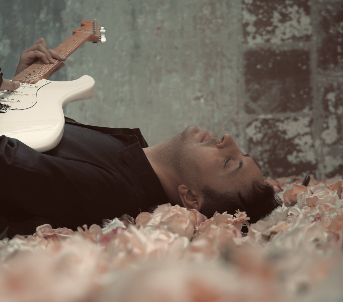 SungateMusicGrp's tweet image. Artist Spotlight: @harvestrunes
If you’re not already listening to Harvest Runes, it’s time to fix that. Led by NYC composer and multi-instrumentalist James Anthony Wolff, this indie-pop project fuses alt rock grit with NYC drip.
Stream “Setting Sun” now on Spotify!