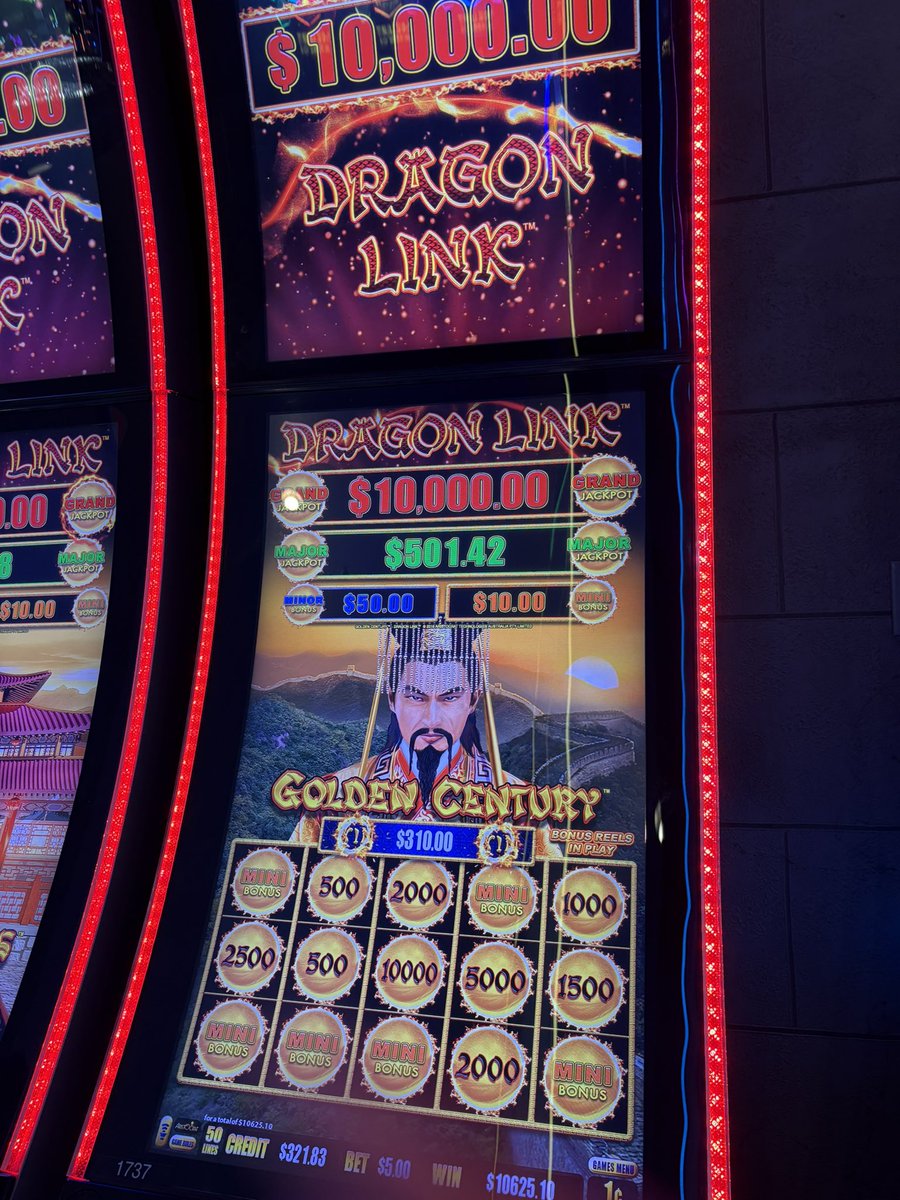 4QueensLV's tweet image. Fireworks and jackpots were flying at Four Queens this weekend! 🎆🎰 Congrats to all our lucky winners who hit it big!