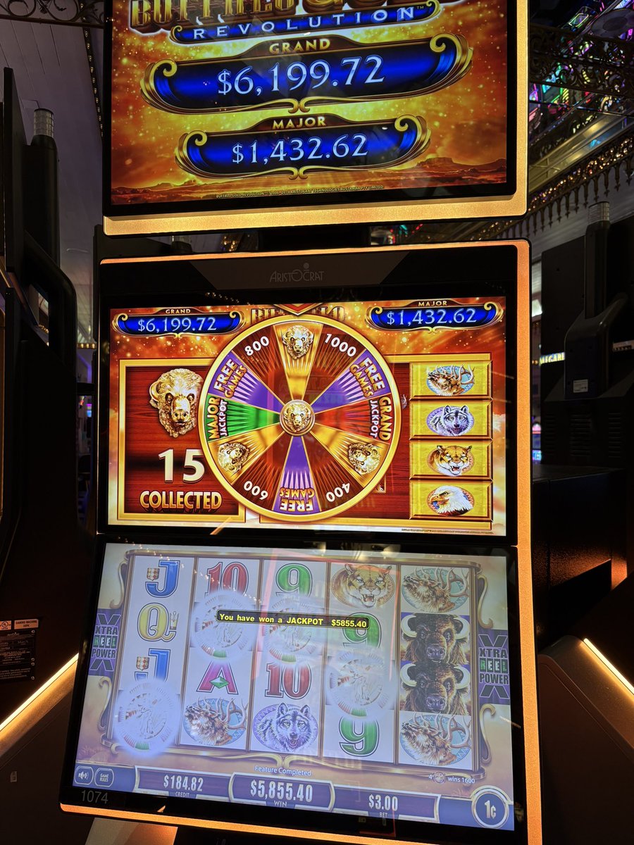 4QueensLV's tweet image. Fireworks and jackpots were flying at Four Queens this weekend! 🎆🎰 Congrats to all our lucky winners who hit it big!