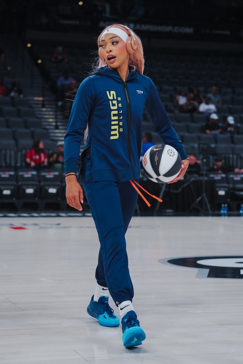 DijonaiVictoria's tweet image. happy national Black women in sports dayyy 👑
🖤🤎💗