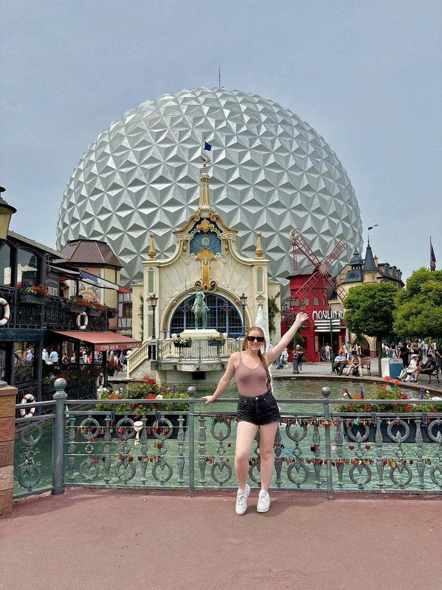 chloe_coasters's tweet image. Obligatory Europa park photo😂📸

@EuropaPark #europapark #mackfamily #mackrides #cancancoaster #eurosat