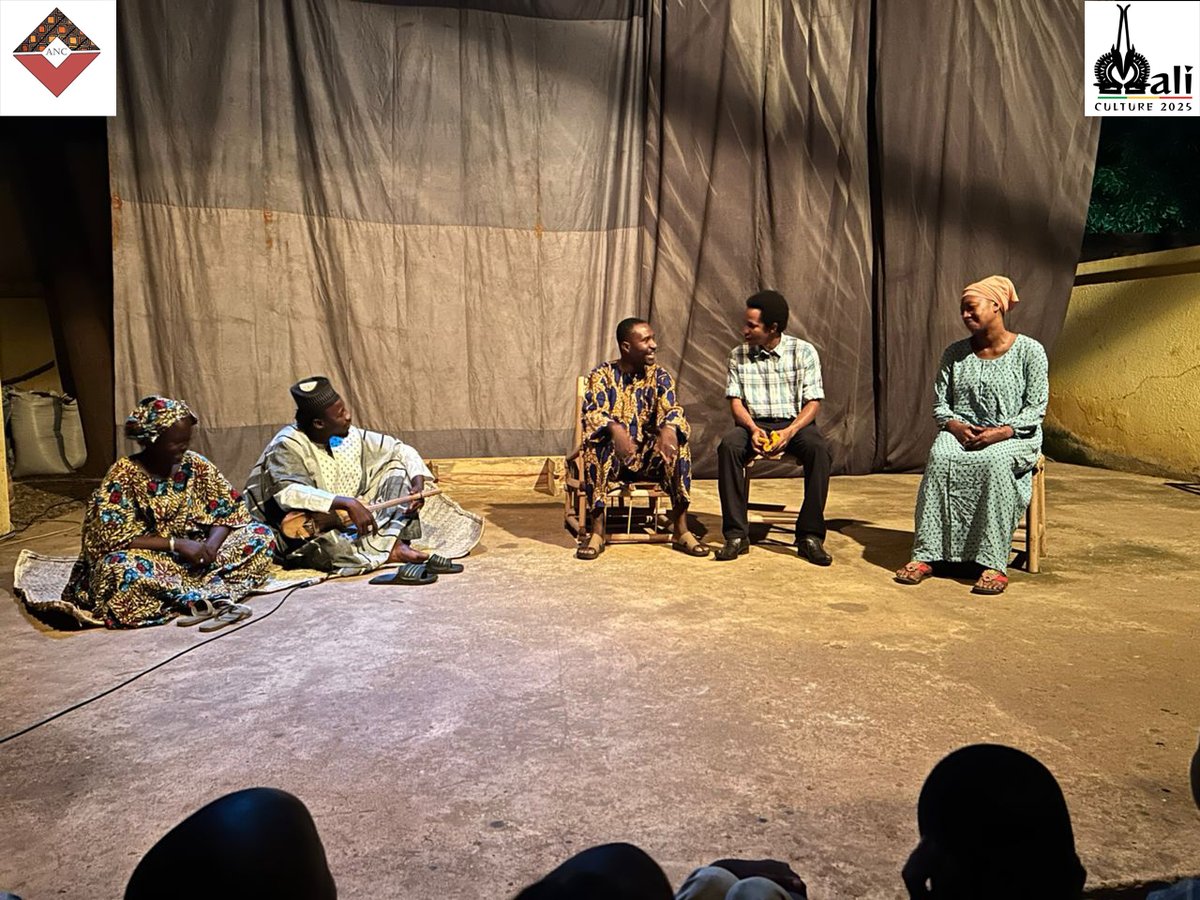 ANC_Association's tweet photo. ILS ONT DONNE VIE A L'OMBRE D'UN SOIR !
Sur scène, les comédiens subliment la parole du dramaturge pour réveiller les silences. 
👏 Bravo aux acteurs pour leur justesse, au dramaturge pour sa plume percutante, et au metteur en scène pour son regard si humain. https://t.co/7DCzMuIlpf