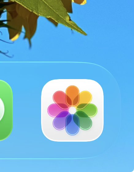 jellomendez's tweet image. the photos app is slightly darker 
#iOS26Beta3