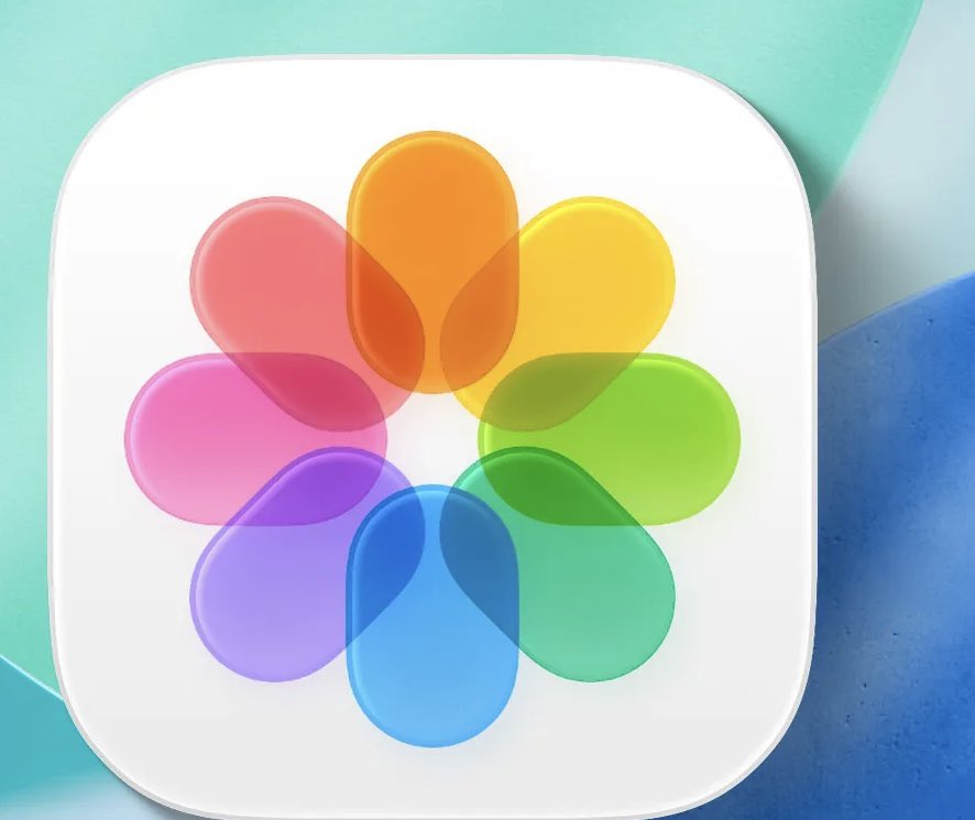 jellomendez's tweet image. the photos app is slightly darker 
#iOS26Beta3