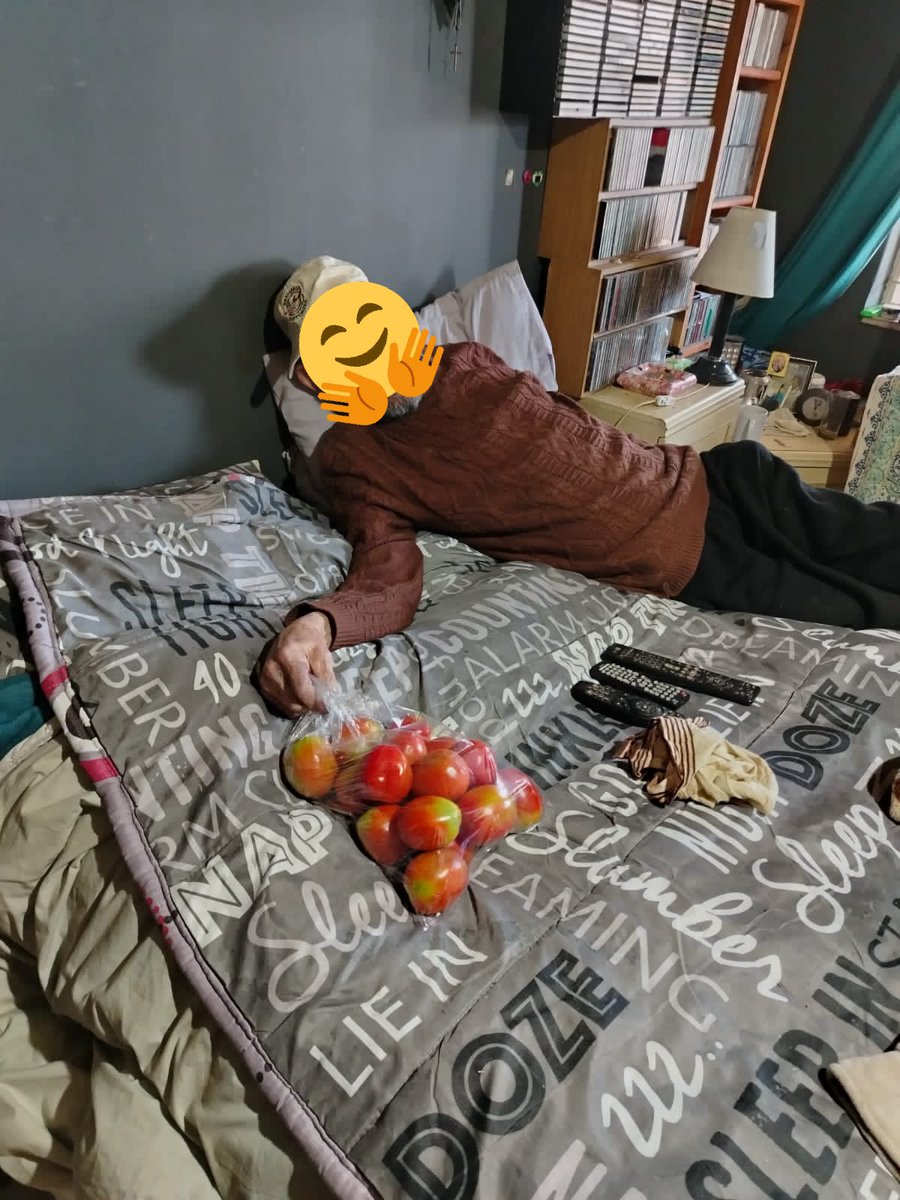 AidGuys's tweet image. Our needy receiving their new clothing and also nutritional fruit.