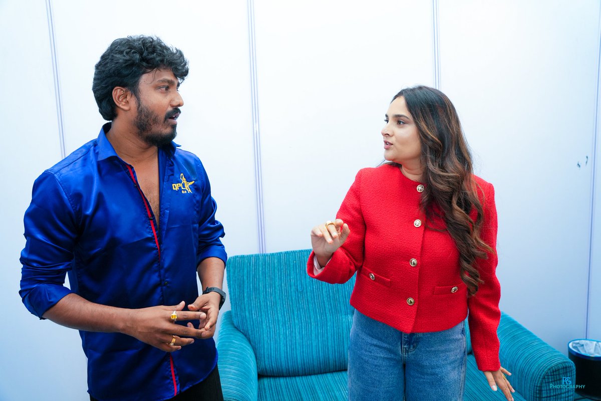 PREM_024's tweet photo. Finally wait is over ! Met my Favorite Actress one and only  thts our #Sandalwoodqueen #Mohakatare @divyaspandana ! Face of the #QPL 
Thanks a lot for Lovely Presence &amp; Making this Event more Successful ! 
#sandalwoodqueenramya 
#truefan https://t.co/YYUgjZ7880