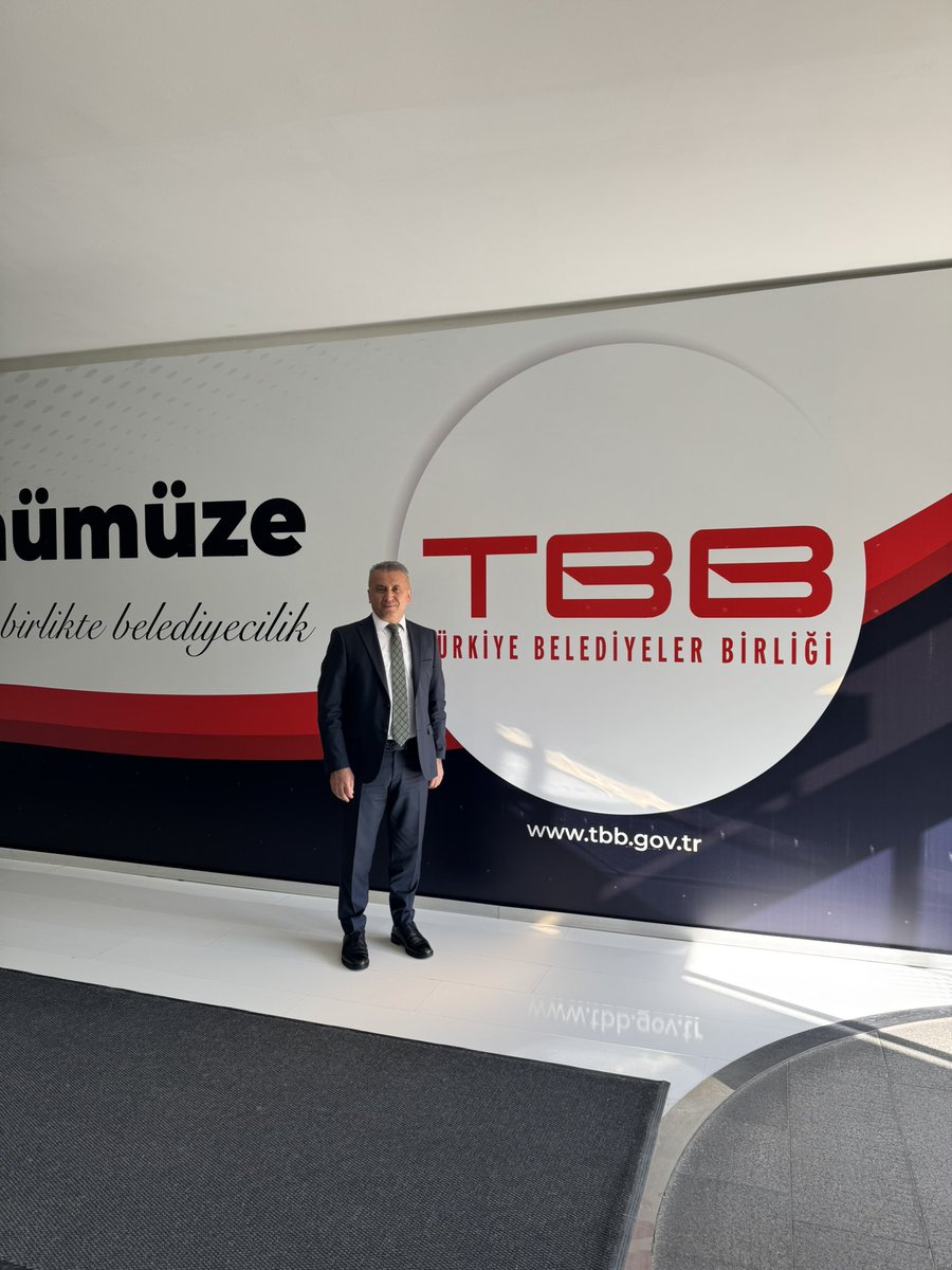 Türkiye Belediyeler Birliğinde Yenilenebilir Enerji Komisyonu toplantısına iştirak ettim. Komisyon başkanı TBB Genel Sekreter Yardımcısı Dr.Şengül Altan Arslan tarafından düzenlenen program oldukça verimli geçmiştir. İstanbul Enerji önceki dönem YKB olarak görev yapmış