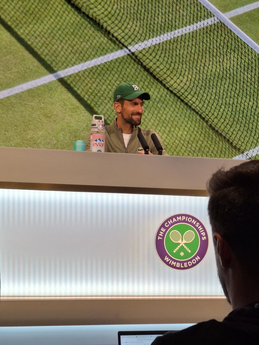 _jacksonTS's tweet image. Djokovic on the signatures of tennis stars on his son Stefan's cap: "He's approached everyone, got them all himself... everyone except me!" 😅
