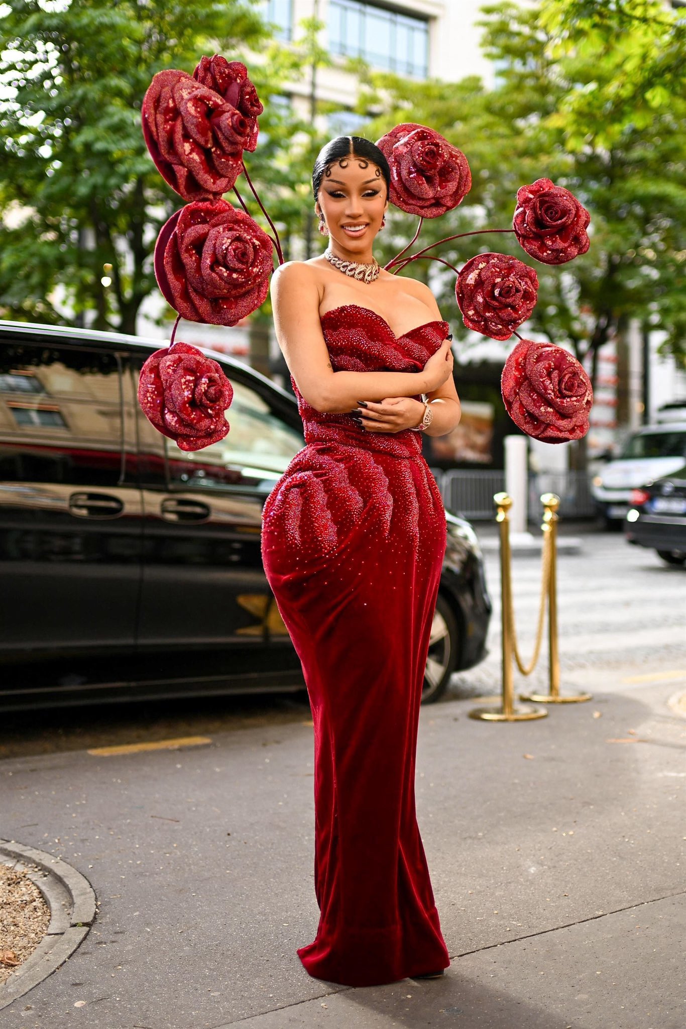 GvRhup8XwAAntp6?format=jpg&name=large Everyone Was Watching the Runway — Until Cardi B, THE Fashion Girlie of Rap, Walked In and Stole the Whole Damn Show