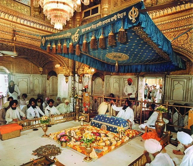 ਹਰਿ ਧਨ ਕੇ ਭਰਿ ਲੇਹੁ ਭੰਡਾਰ ॥
ਨਾਨਕ ਗੁਰ ਪੂਰੇ ਨਮਸਕਾਰ ॥
ਖੇਮ ਕੁਸਲ ਸਹਜ ਆਨੰਦ ॥
ਸਾਧਸੰਗਿ ਭਜੁ ਪਰਮਾਨੰਦ ॥


 ਵਾਹਿਗੁਰੂ ਜੀ 🙏😇