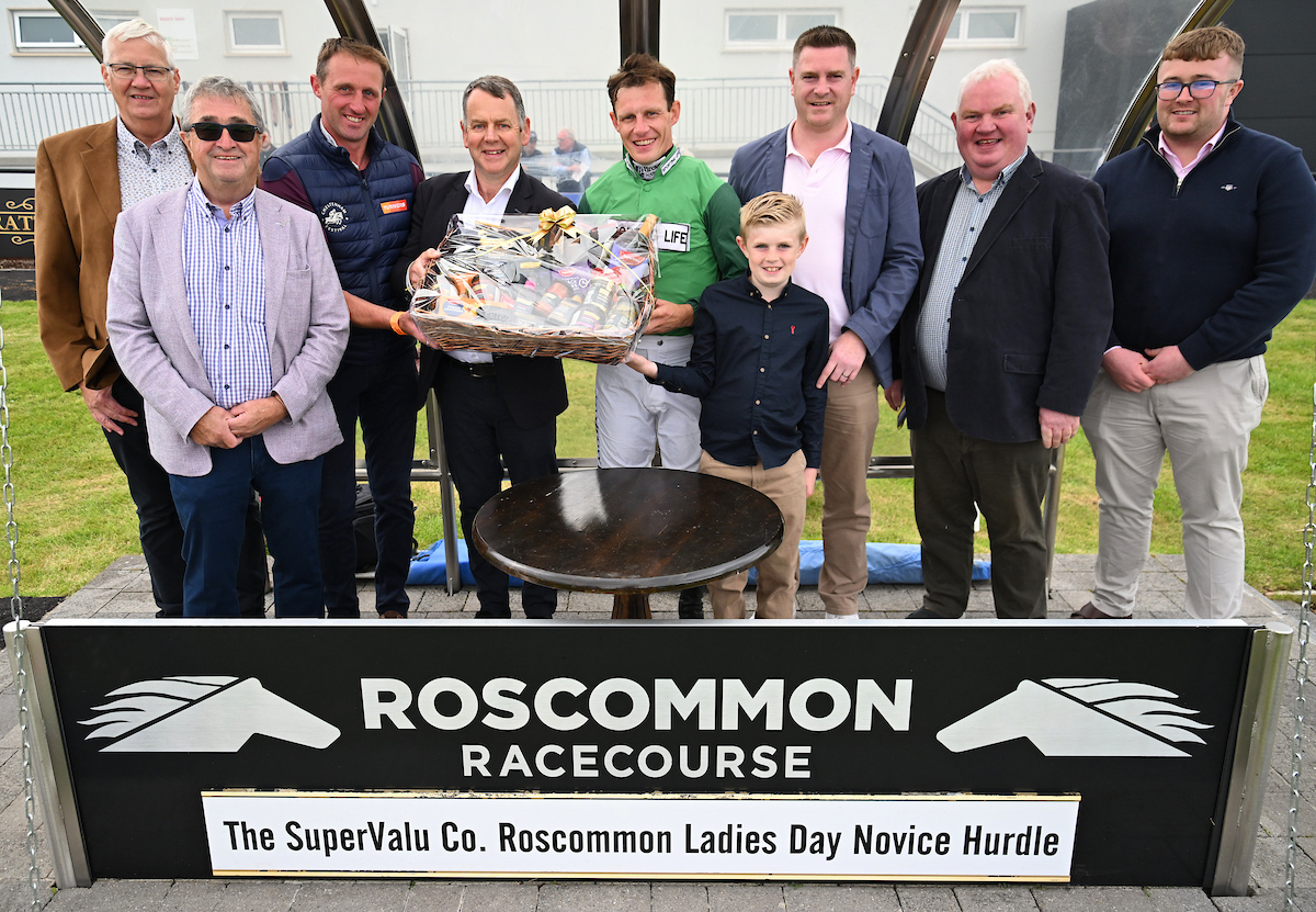 La Note Verte and Paul Townend complete a double on the evening for trainer Willie Mullins after winning The SuperValu Co.Roscommon Ladies Day Novice Hurdle in impressive style. Congrats to winning connections.

📷 - Healy Racing.
#IrishRacing #CountyRoscommon #Style