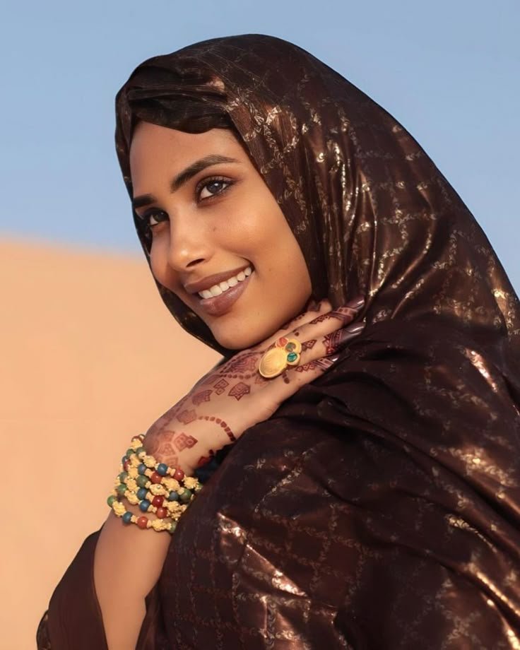 سمارها مثل غروب الشمش فصحراء آدرار… ما يقد حد يقلّدو ولا يوصفو 💫
#الموريتانية_فخر