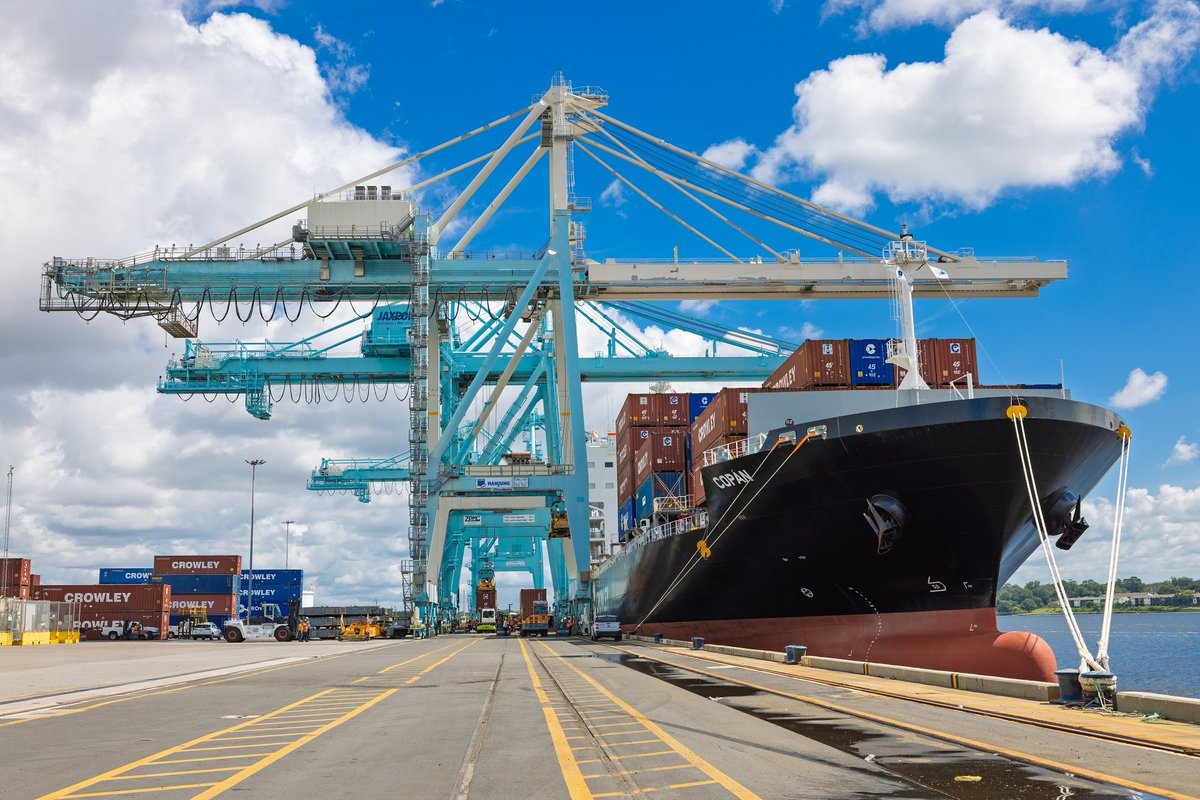 JAXPORT's tweet image. Expanding shipping options to Central America and the Caribbean 🌎
Copán, the second vessel in @CrowleyMaritime's new fleet of LNG-powered containerships, recently began calling JAXPORT.
The ship calls the port’s Talleyrand terminal, which features on-dock LNG fueling and…