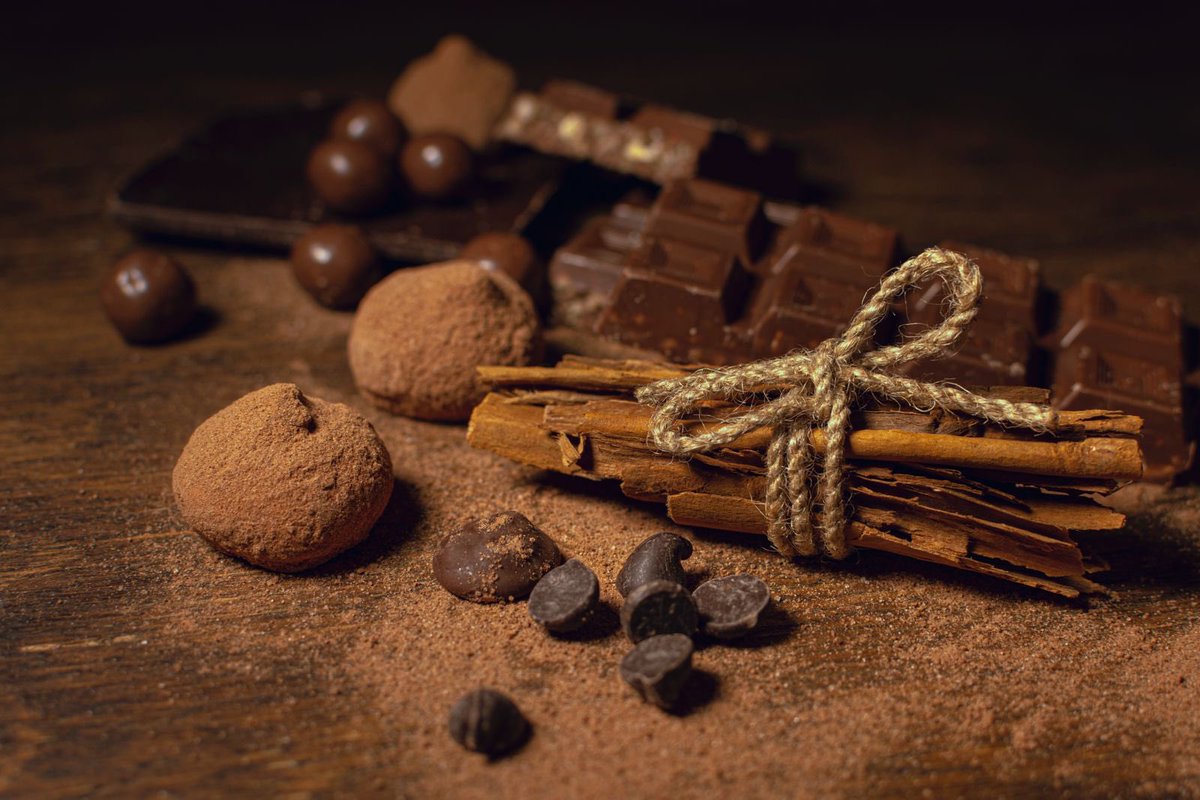 jorgegavino's tweet image. Hoy celebramos el Día Mundial del Cacao y el Chocolate, homenajeando el fruto que es originario de Mesoamérica. Detrás de cada tableta hay historia, cultura y trabajo de quienes cultivan el cacao. 🍫🌱