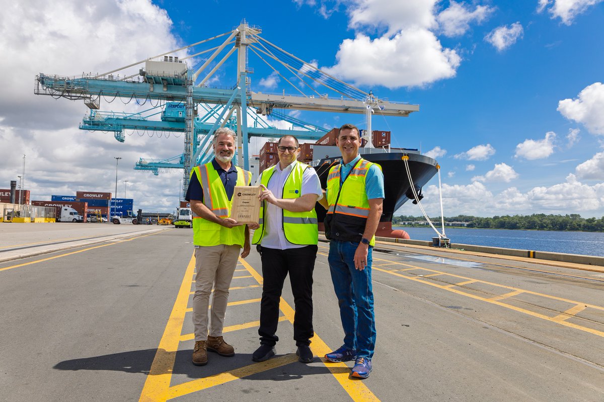 JAXPORT's tweet image. Expanding shipping options to Central America and the Caribbean 🌎
Copán, the second vessel in @CrowleyMaritime's new fleet of LNG-powered containerships, recently began calling JAXPORT.
The ship calls the port’s Talleyrand terminal, which features on-dock LNG fueling and…