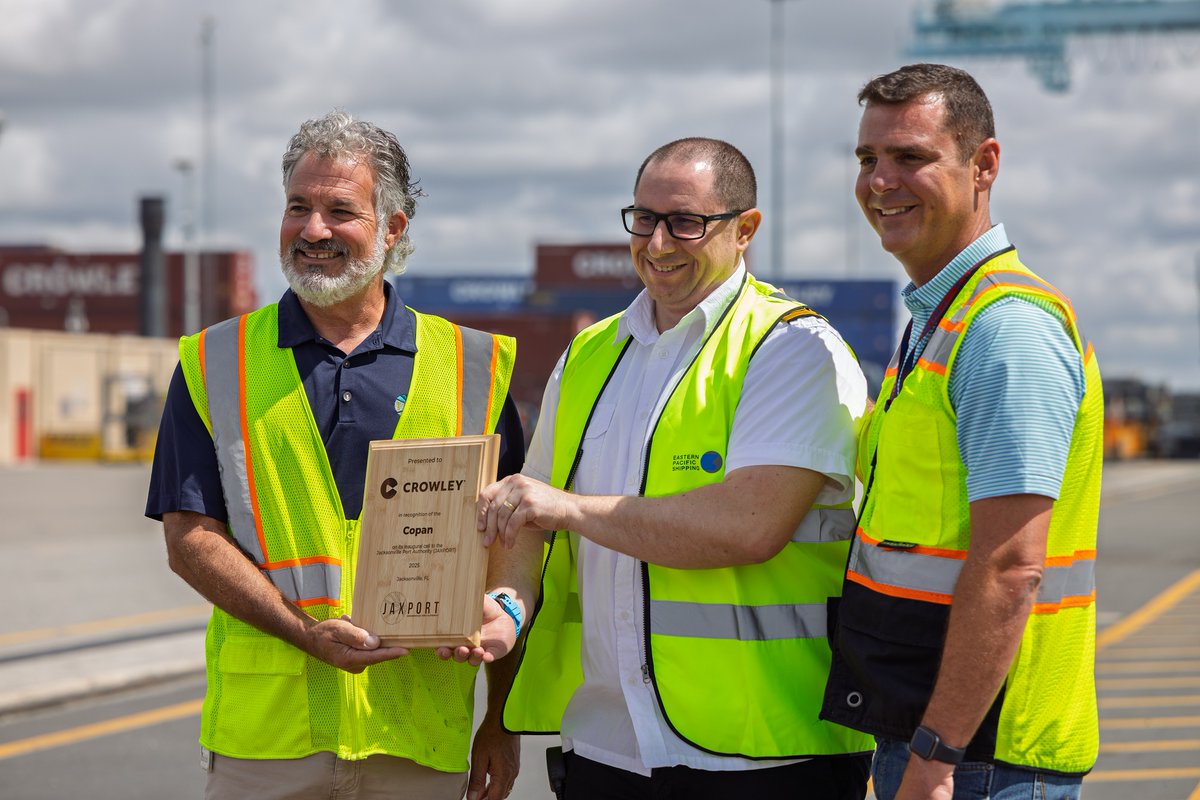 JAXPORT's tweet image. Expanding shipping options to Central America and the Caribbean 🌎
Copán, the second vessel in @CrowleyMaritime's new fleet of LNG-powered containerships, recently began calling JAXPORT.
The ship calls the port’s Talleyrand terminal, which features on-dock LNG fueling and…