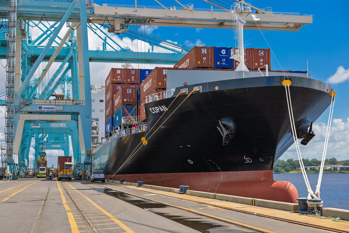 JAXPORT's tweet image. Expanding shipping options to Central America and the Caribbean 🌎
Copán, the second vessel in @CrowleyMaritime's new fleet of LNG-powered containerships, recently began calling JAXPORT.
The ship calls the port’s Talleyrand terminal, which features on-dock LNG fueling and…
