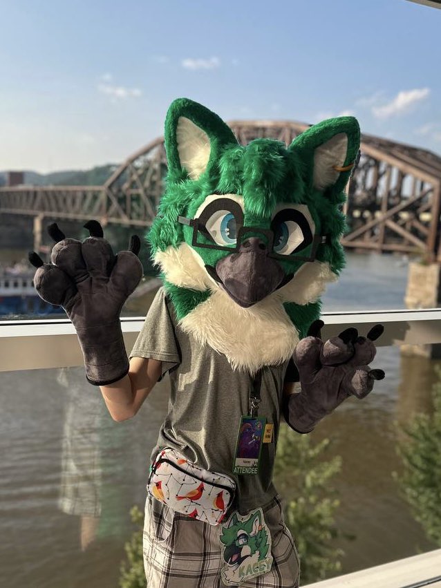 KaceyTheBird's tweet image. AC was probably the best con experience I've had so far. I saw some good friends and make a ton of new ones! I've got a lotta pics to share and so bear with me π€£
Ive only been a goofy green gryph a short while but you've all made me feel right at home π
See you in 2026!!