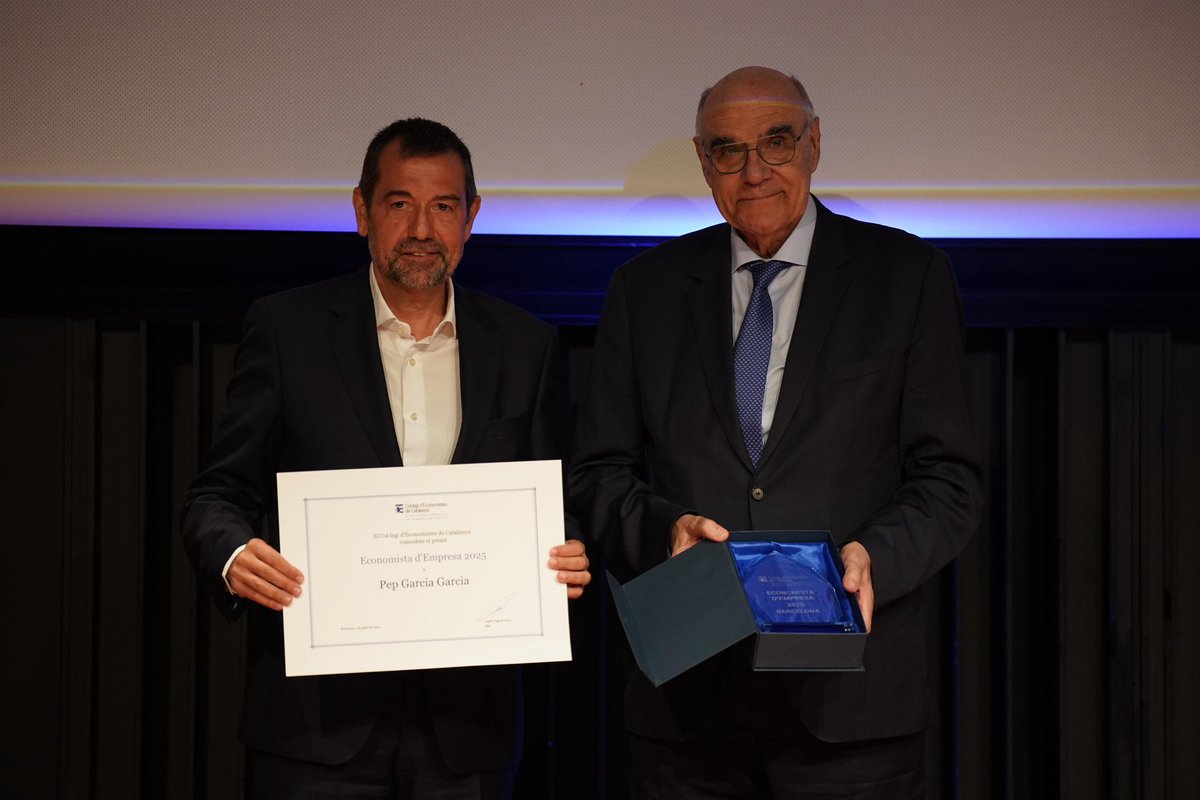 <a href="/cjoverd/">Carmen Jover</a> <a href="/FerranPique/">Ferran Piqué</a> <a href="/oriolamat/">Oriol Amat</a> <a href="/MiguelAVTain/">Miguel Vázquez Taín</a> 🏅 Pep Garcia, fundador i CEO de <a href="/maxchief_eu/">Maxchief Europe</a>, recull el premi d’Economista d’Empresa 2025 pel seu compromís amb el territori, l’aposta per la creativitat i lainnovació empresarial, i la seva tasca com a president d’EconomistesBAN.

Salvador Alemany entrega el guardó.