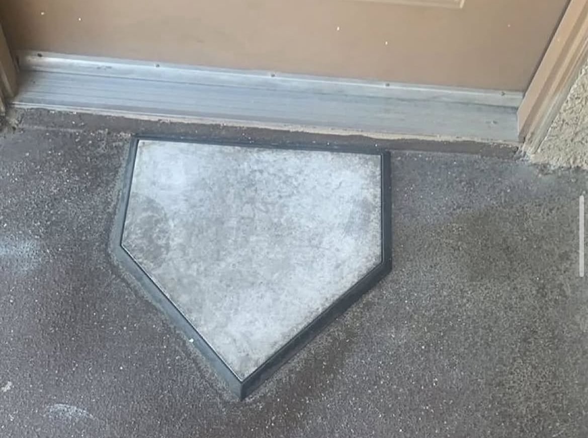 BBGreatMoments's tweet photo. A homeplate instead of a welcome mat 🤣
https://t.co/S0c4yGxIll