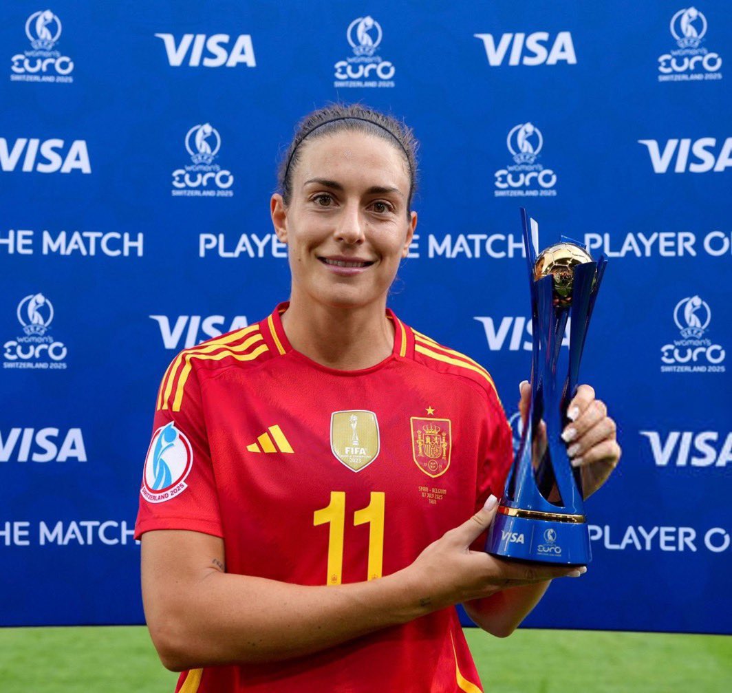 Todo el mundo que se postre sobre Alexia Putellas, reina I de España 👑

⚽️ 2 goles 
🅰️ 2 asistencias
📈 88% de pases completados (79/90)
💪 6 duelos ganados de 9 totales

Y lo más importante... 

🔝 MVP del partido (otra vez)
