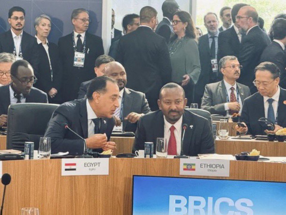 7omali's tweet photo. .@HassanSMohamud went to Egypt.

Egypt is in talks with Ethiopia in Brazil.

Is this a coincidence?🤔

Waxaan soo xasuustay xikmadii Soomaaliyeed ee aheyd: “Walashaa iskuma hubtide seedigaa ha culaysan”.

#Absame✍️ https://t.co/UbmGVPr18O