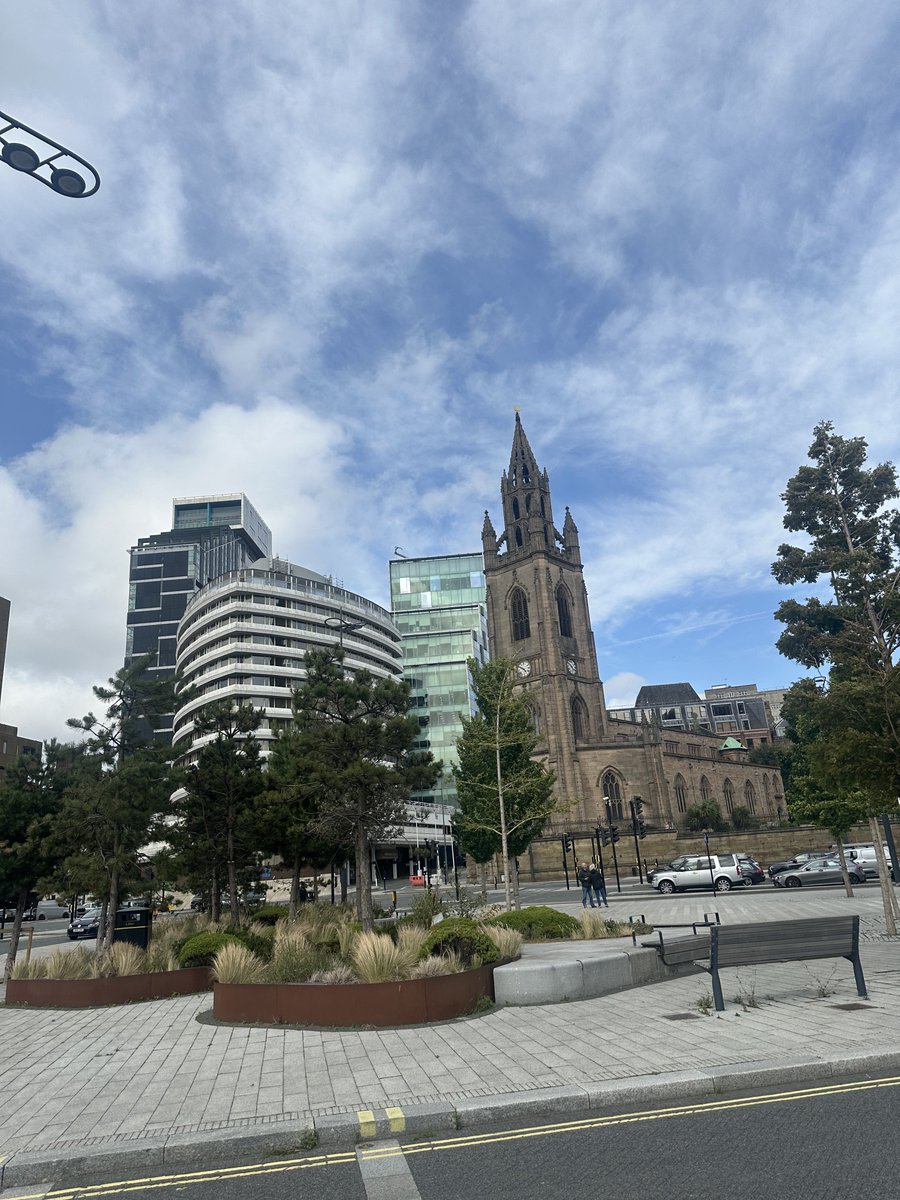 Un ejemplo para Sol, Almeida: Esta plaza en Liverpool la hicieron nueva entera. Antes no habia árboles. Ahora, mirad como estan plantados sin penetrar en el suelo. Obvio que se puede, y seguro que más baratos que los toldos.