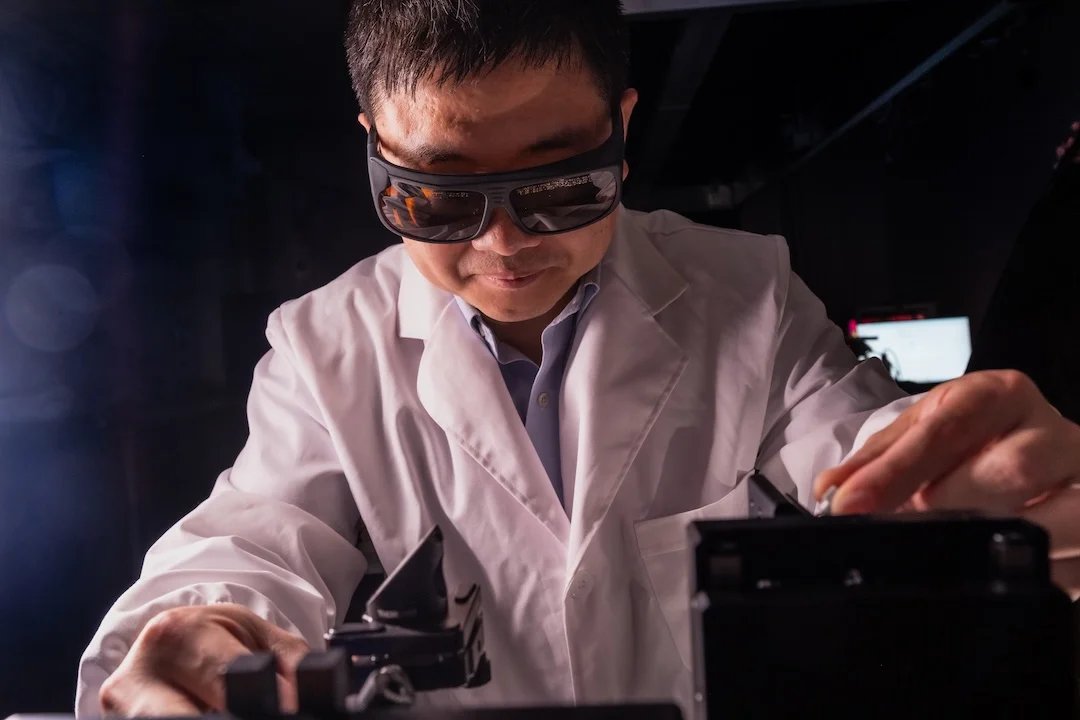 RiceECE's tweet image. Lei Li, assistant professor of @RiceECE at @RiceUniversity @RiceEngineering, has received a @NSF CAREER Award for a project that aims to shrink hospital-grade imaging into wearable devices. Congrats, @leilichn!
🔗 Read more here: news.rice.edu/news/2025/nsf-…