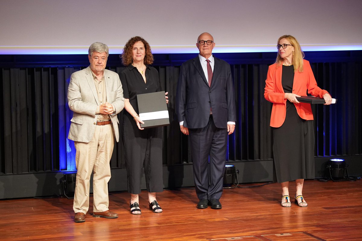 Col·legi d'Economistes de Catalunya (@economistescat) on Twitter photo 📜<a href="/elivallejoc/">elisenda vallejo</a>, redactora en cap d’Economia de #LaVanguardia, recull el Joan Sardà Dexeus a la Trajectòria Personal en la Difusió de l’Economia 2025.
Guillem López lliura el guardó. 📜<a href="/elivallejoc/">elisenda vallejo</a>, redactora en cap d’Economia de #LaVanguardia, recull el Joan Sardà Dexeus a la Trajectòria Personal en la Difusió de l’Economia 2025.
Guillem López lliura el guardó.