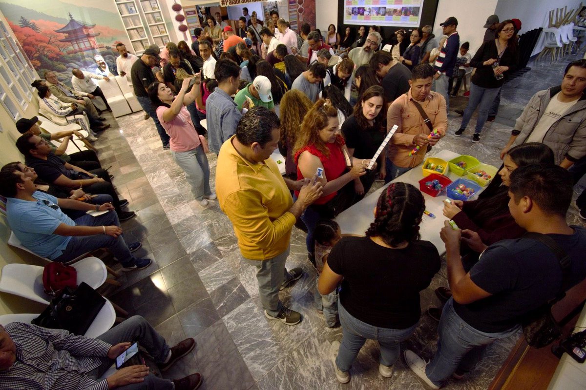 #PalabraDeMaestro ✍️

Conferencia 🗣️| “Cubos Rubik: un enlace entre el desarrollo motriz y el pensamiento lógico-matemático”, por esa razón  la Profa. Cynthia Hernández Izquierdo lo sugiere en el aprendizaje de los menores.  #Sección10 #CdMx  #FILIPN
