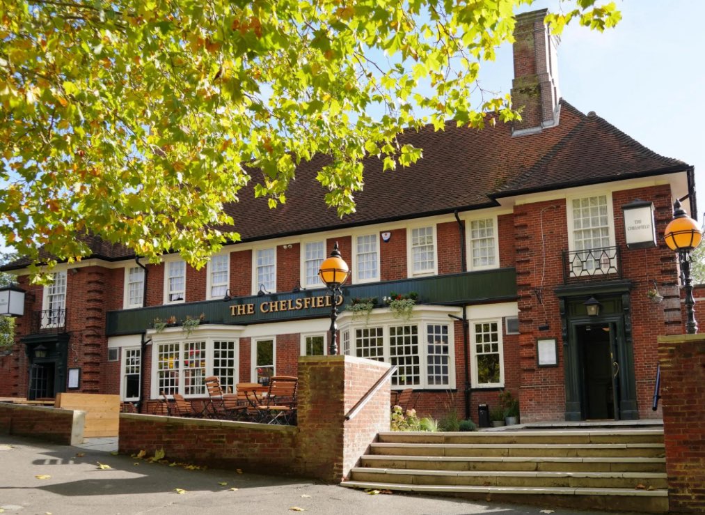 Monday club!… 💃 🕺🏻 🪩 
Just now in ‘The Chelsfield’
Kent BR6 6EY
Built 1930’s

Situated right next to Chelsfield Station in Zone 6 so it’s easy to get to from London Bridge with a travelcard.

Fantastic locals pub with front and rear gardens 🌳🍺

Serves top food 🥘 
Dog
