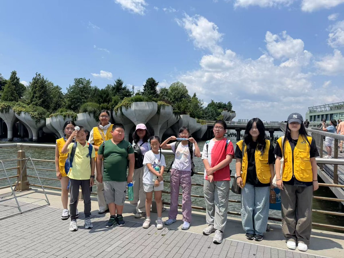 pcra_nyc's tweet image. 🌿 Day 4 took us to the High Line! The kids explored the elevated park, enjoyed the views, and were especially excited to see “The Dinosaur”🐦 ✨
#pcranyc #nonprofit #nonprofitorganization #highline #pigeon #newyorkcity #nyc #thedinosaur