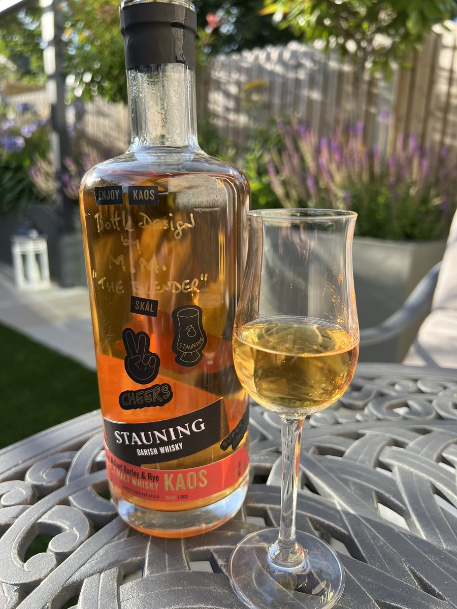 A drop of <a href="/stauningwhisky/">Stauning Whisky</a> after dinner in the garden. Quite peaceful. Sláinte/skål 🥃